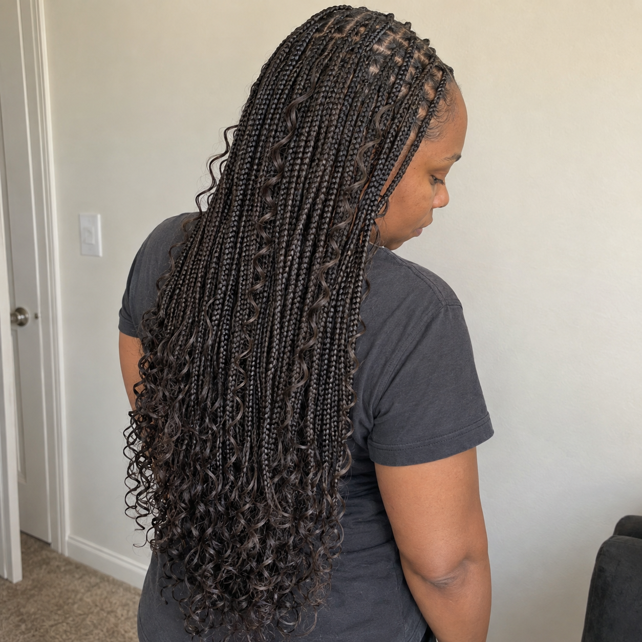 Goddess Braids de trois quarts, petites tresses avec mèches bouclées libres