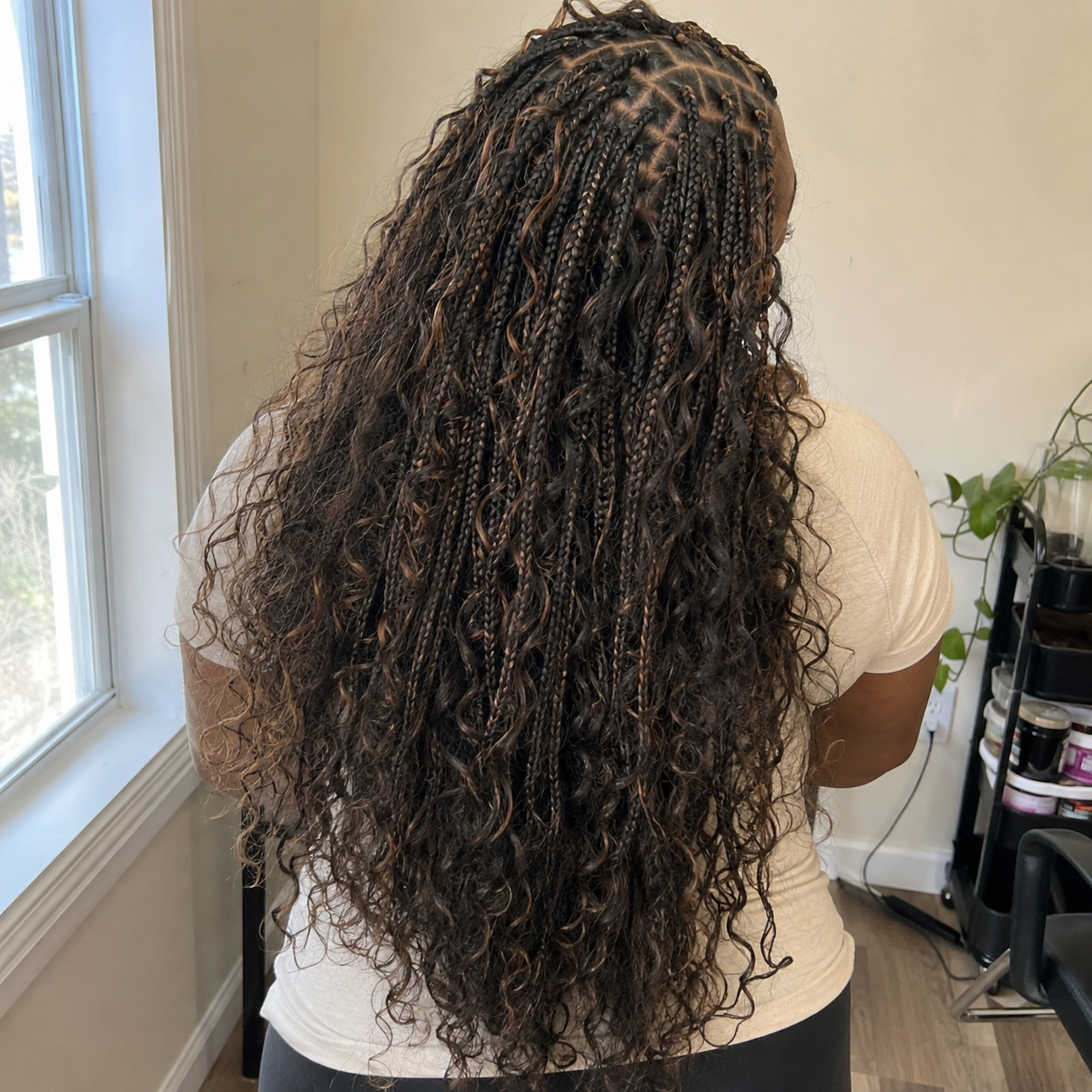 Gypsy Braids vues de dos, tresses fines mêlées à une texture bouclée volumineuse