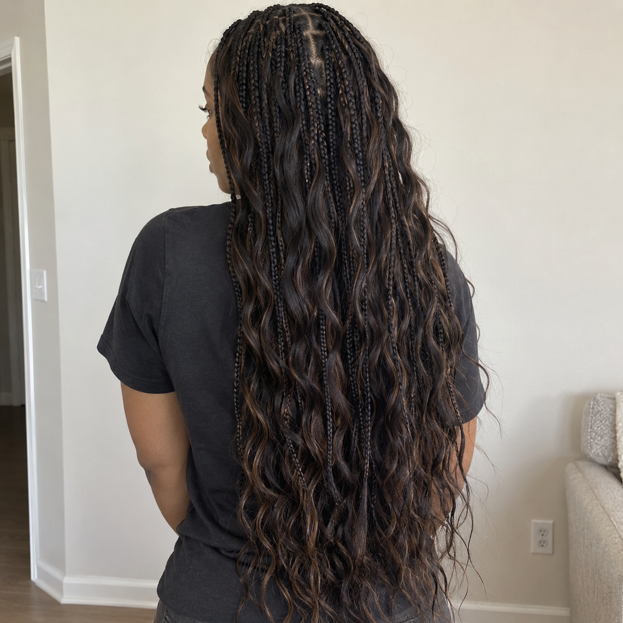Mermaid Braids longues vues de dos, petites tresses et mèches ondulées jusqu’à la taille