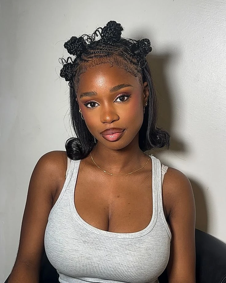 Bantu Knots noirs avec petits chignons tressés au sommet et carré court aux pointes courbées