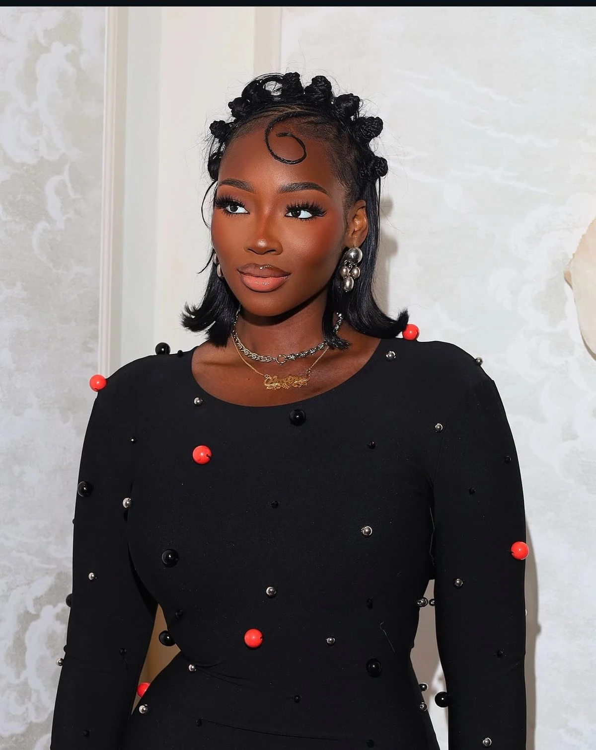 Bantu Knots tressés sur le dessus avec petit carré noir aux pointes retournées, coiffure de soirée