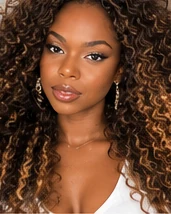 Crochet Braids femme avec longues boucles brunes et reflets blond miel