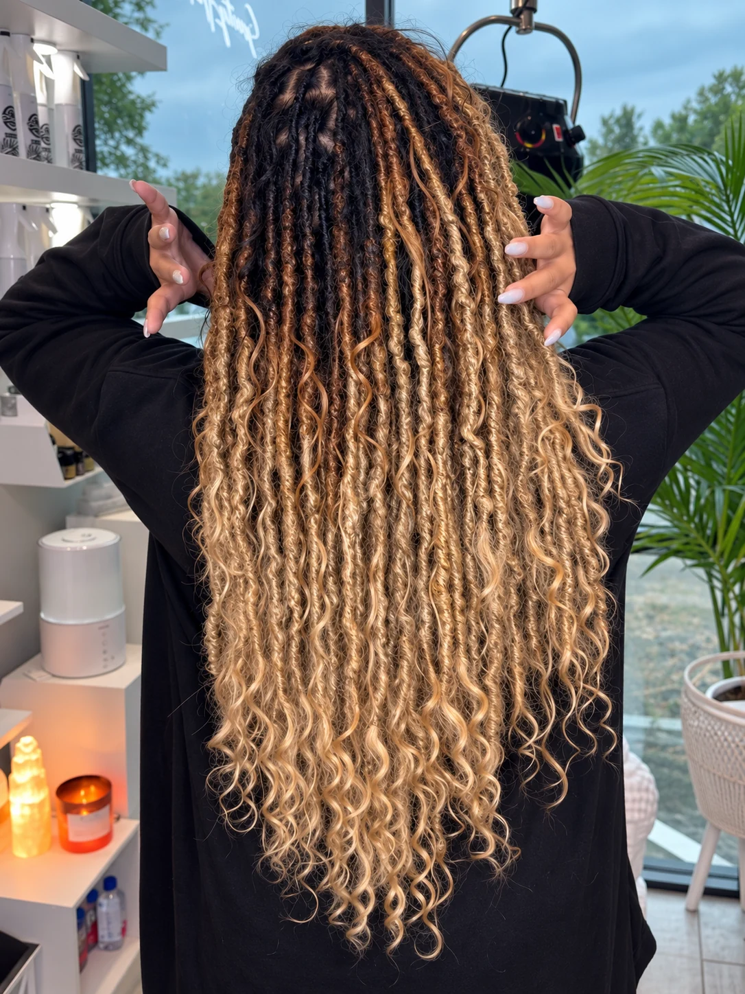 Faux locs blond miel et caramel longues vues de dos, avec mèches souples ondulées