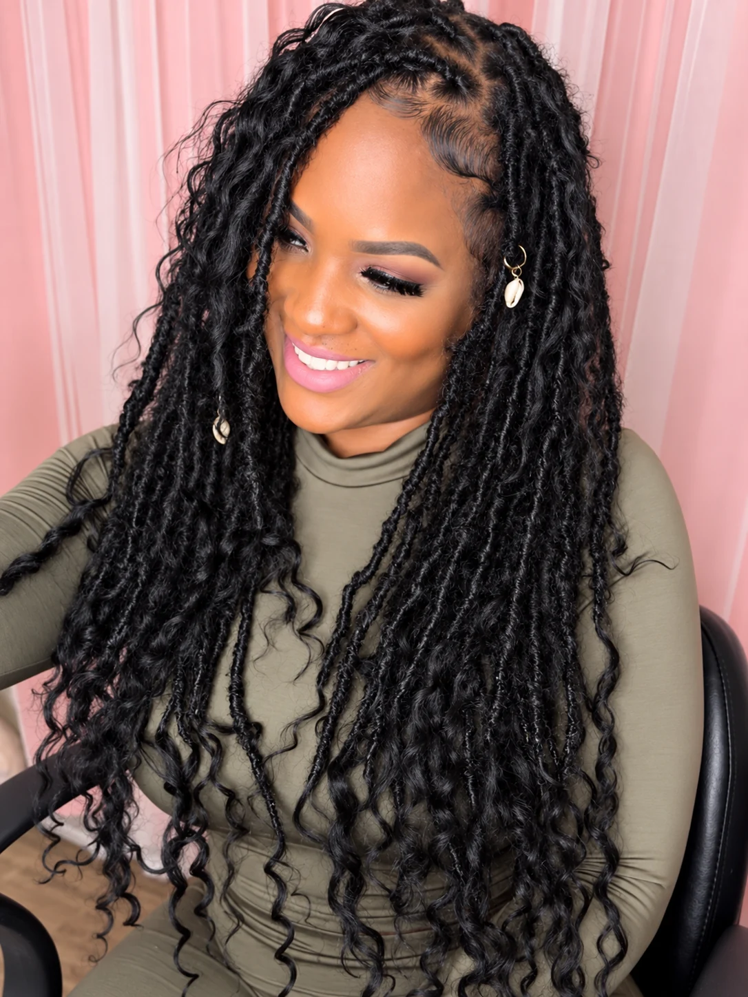 Faux locs bohèmes noires avec quelques longueurs bouclées et raie latérale visible