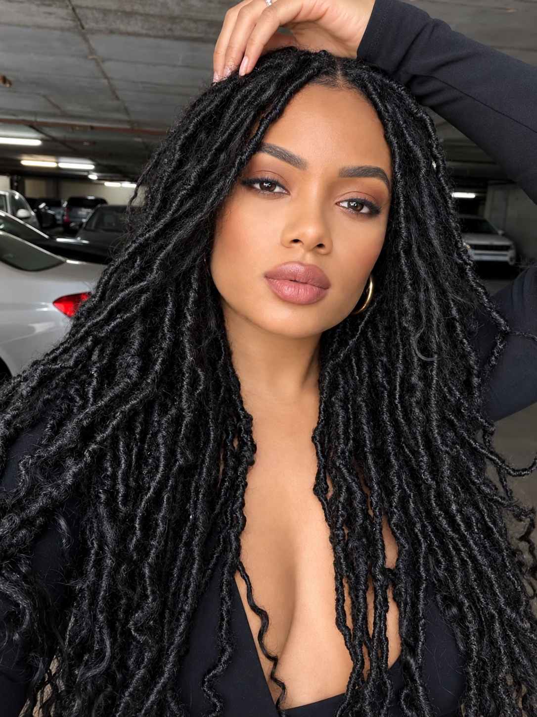 Faux locs noires longues portées de face, locs fines texturées et volume naturel