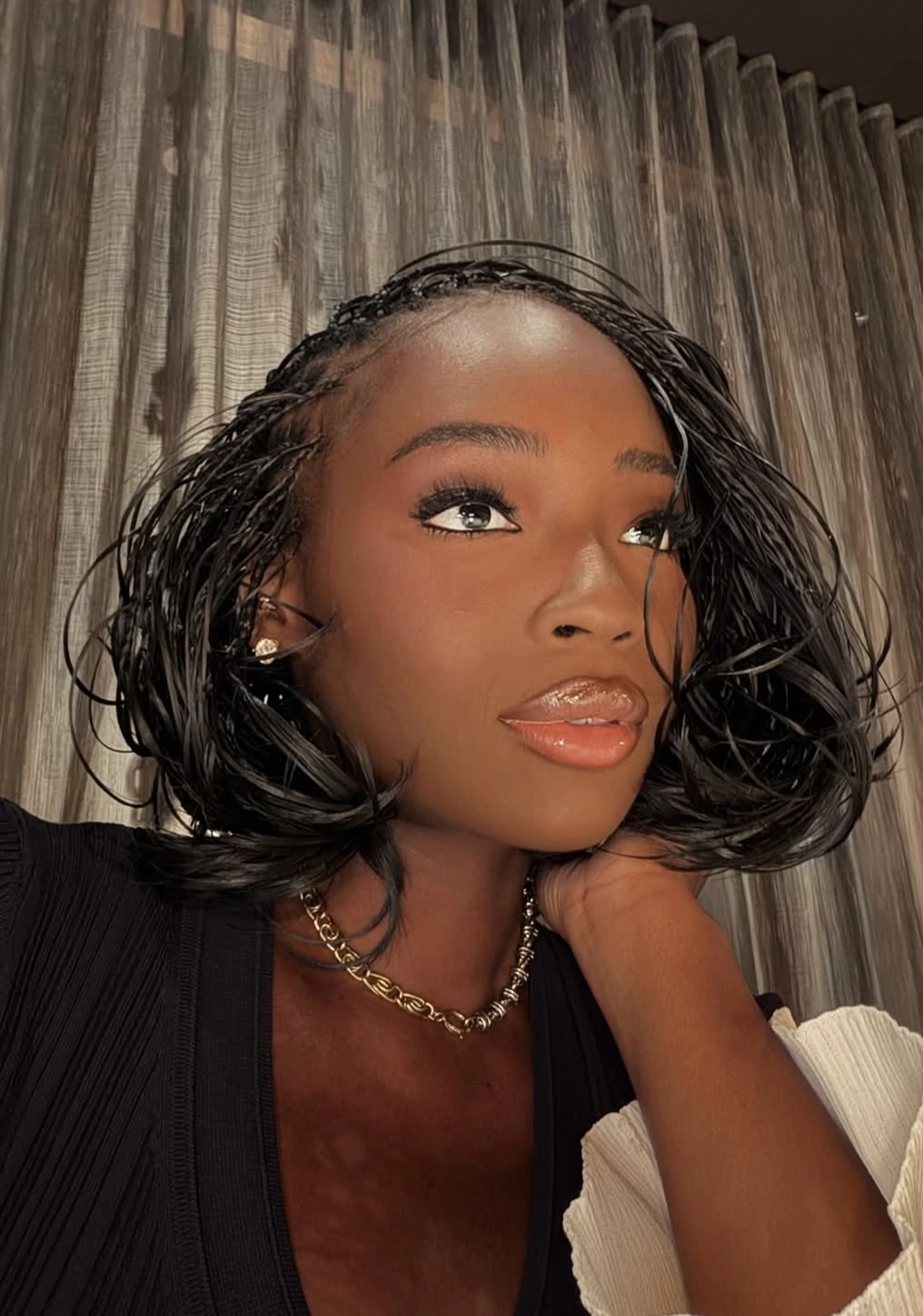 French Curl Braids en carré noir court avec mèches brillantes recourbées vers l’intérieur