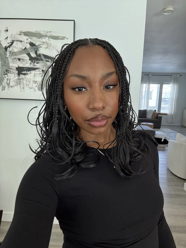 French Curl Braids noires mi-longues avec petites tresses et pointes bouclées sur les épaules