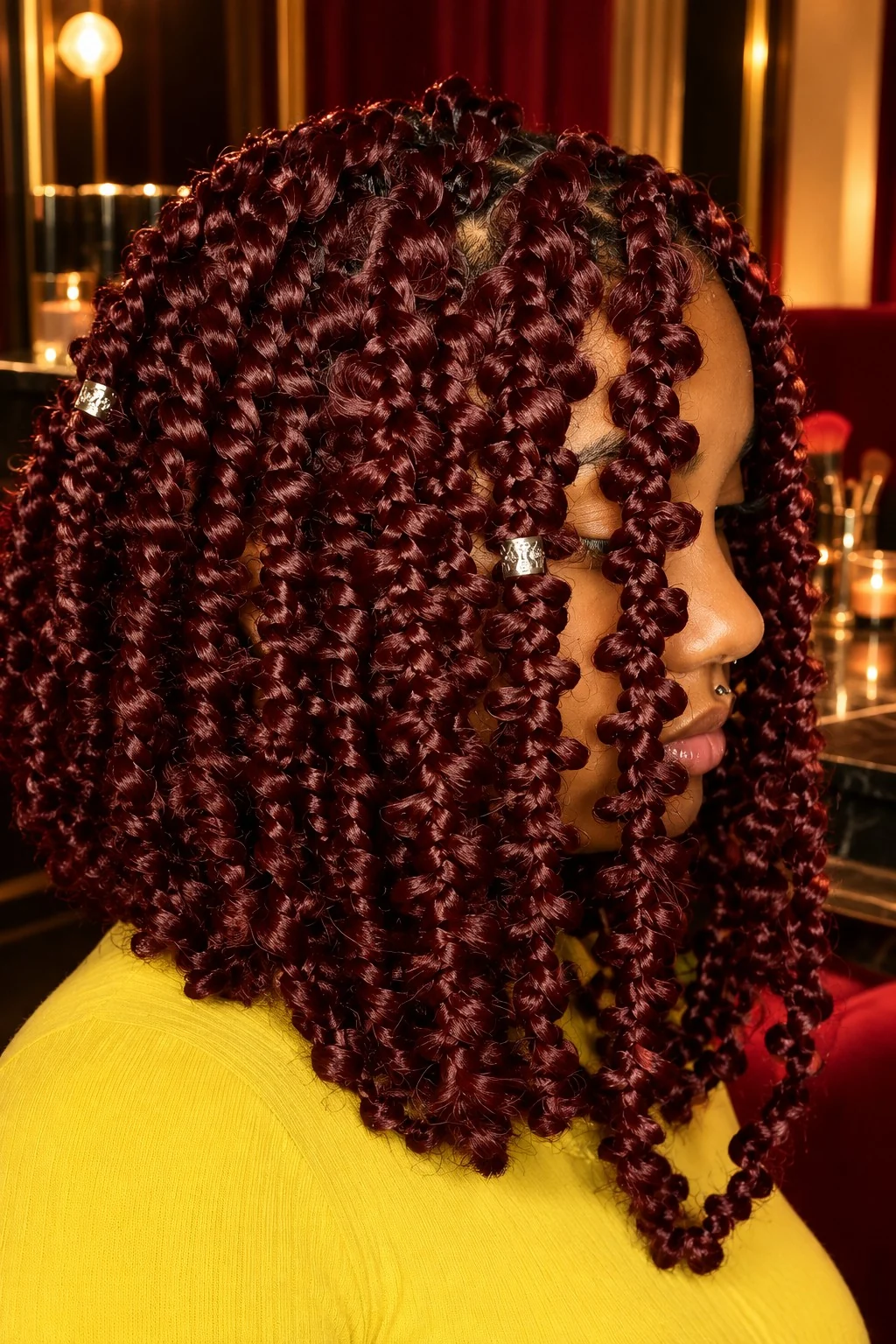 Jungle Braids courtes bordeaux en carré volumineux avec boucles ressorties sur les tresses