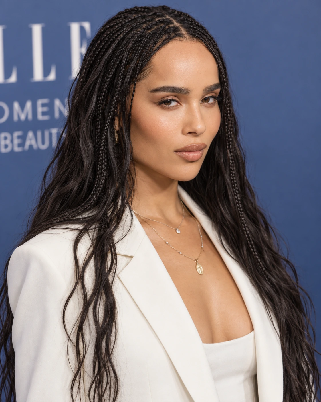 Finition naturelle avec petites braids visibles devant et cheveux lâchés à l’arrière